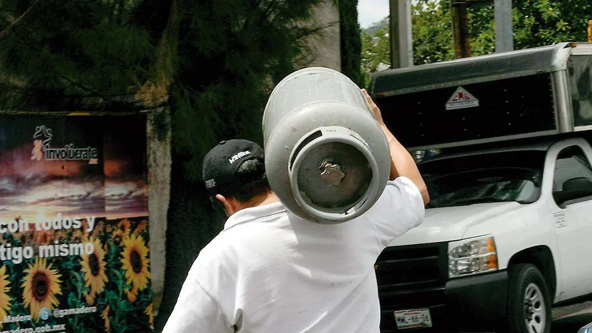 Hombre trasldando un tanque de gas